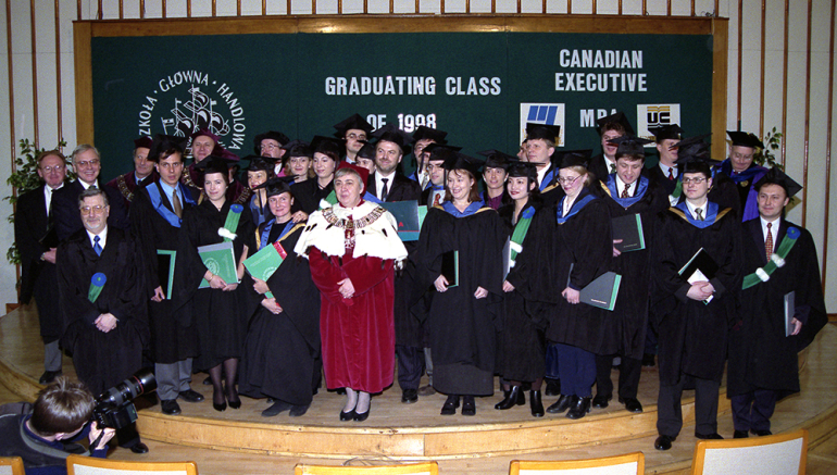 Graduacja CEMBA 1998 – uczestnicy i rektor prof. Janina Jóźwiak