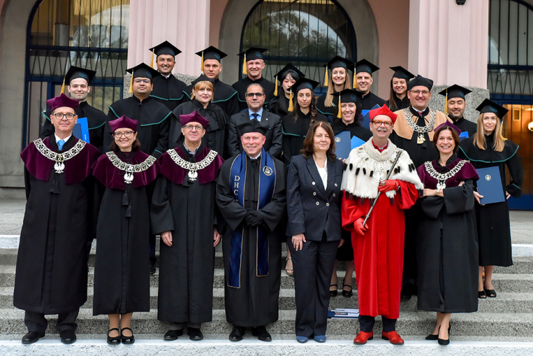 na zdjęciu uczestnicy obchodów 30-lecia programu CEMBA przed budynkiem głównym SGH