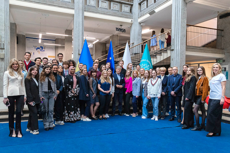 grupa pozujących ludzi podczas CIVICA Ambassadors Forum