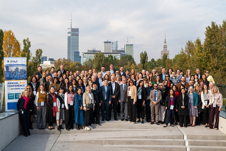 ludzie na dachu budynku S na tle centrum Warszawy