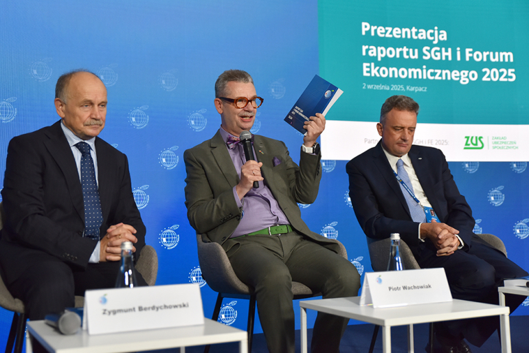 3 mężczyzn prezentujących raport