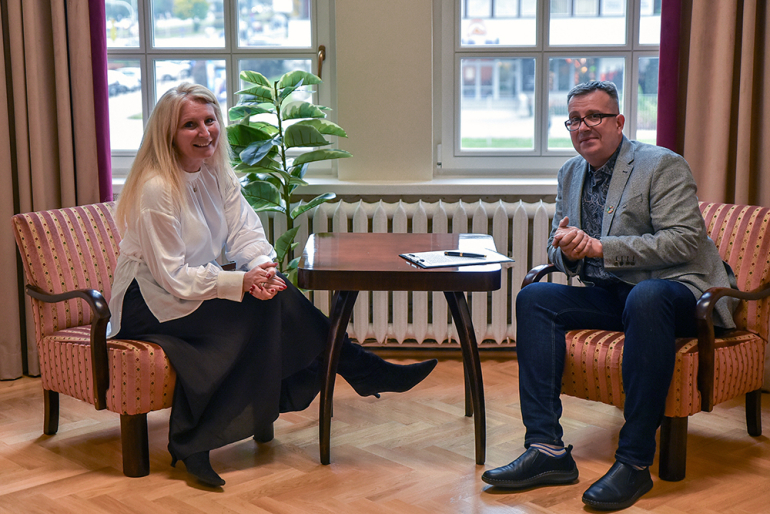 Kobieta i mężczyzna siedzący przy stoliku