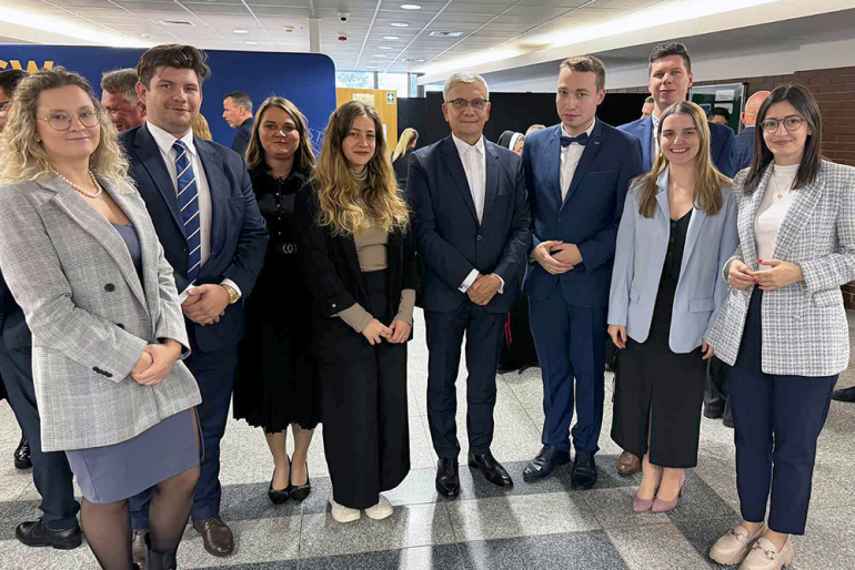 na zdjęciu 9 pozujących osób 