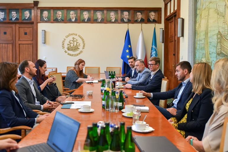 uczestnicy śniadania w sali senatu