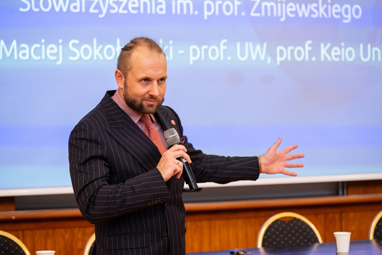 na zdjęciu mężczyzna prowadzący wykład