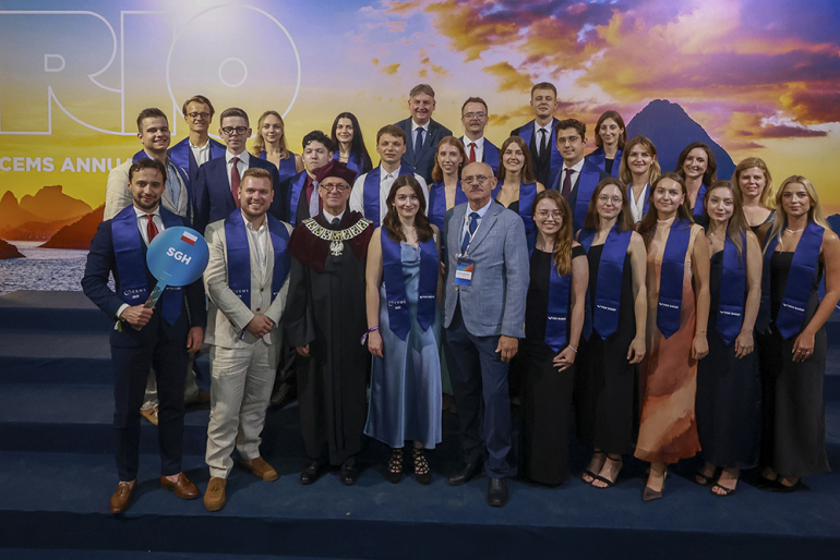 ludzie z CEMS zdjęcie pozowane