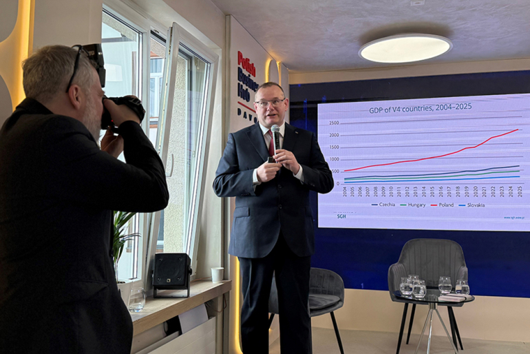 Na zdjęciu prof. Kowalski podczas prezentacji oraz kamerzysta