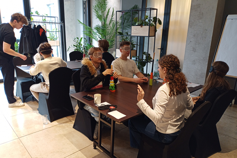 osoby siedzące przy stolikach