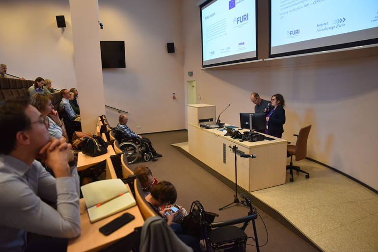Na zdjęciu aula z publicznością i prowadzący za katedrą