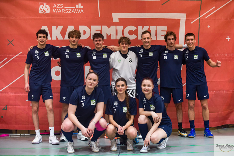 grupa ludzi pozujących do zdjęcia w strojach sportowych