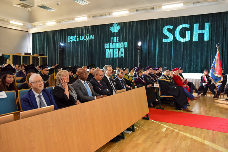 uroczyste wręczenie dyplomów 2025, sala wypełniona publicznością