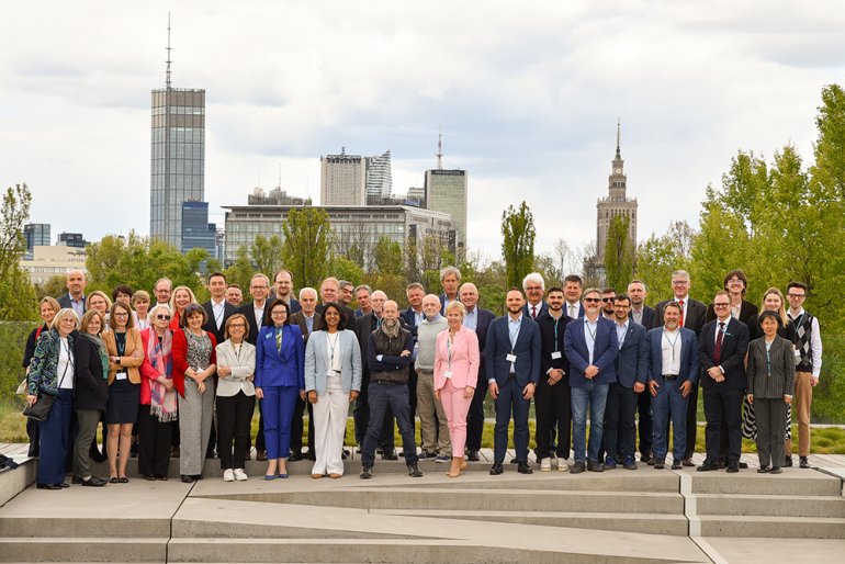 Uczestnicy konferencji na dachu budynku S zdjęcie grupowe