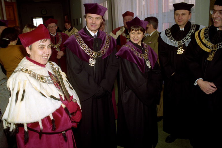 na zdjęciu władze SGH w latach 1993–1999) w togach