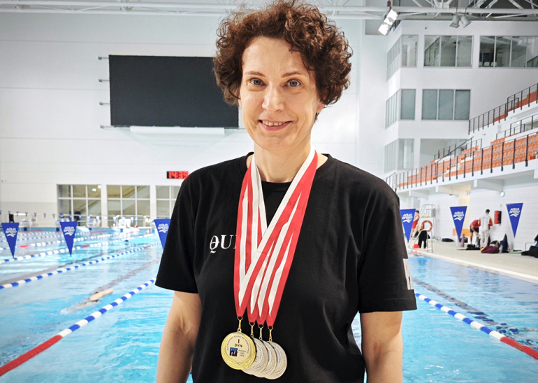 na zdjęciu Jana Pieriegud z medalami na szyi