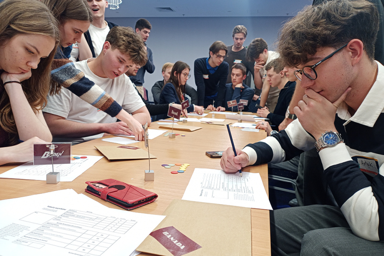 grupa studentów rozwiązująca zadania