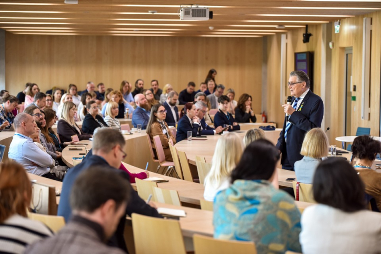 duża liczba osób na sali podczas konferencji