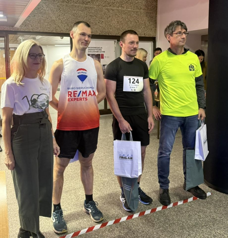 na zdjęciu 3 mężczyzn i jedna kobieta