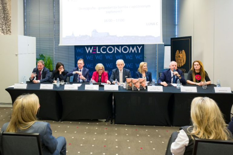 kilku ekspertów dyskutuje na panelu