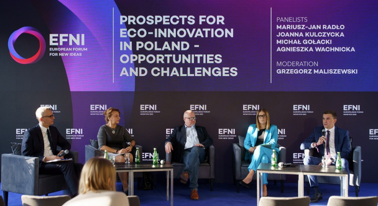 na zdjęciu paneliści reprezentujący raport na EFNI. Fot. organizatorzy