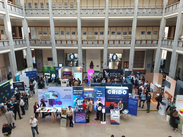 zrobione z góry zdjęcie kilku stoisk podczas targów pracy