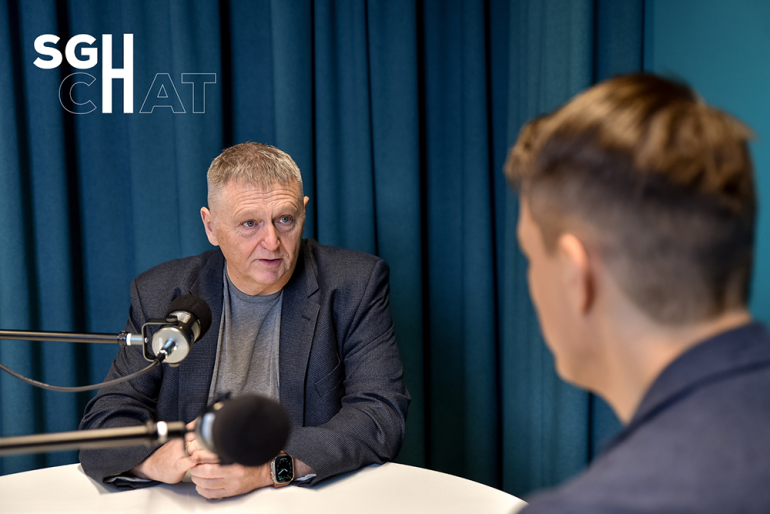 dwóch mężczyzn rozmawiających przy mikrofonie