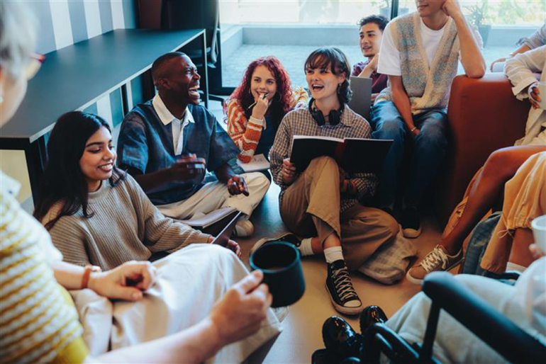 na zdjęciu grupa studentów