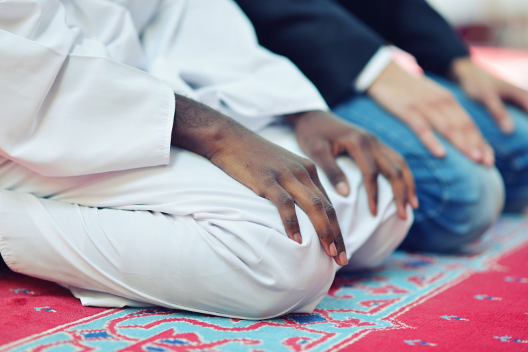 wyznawcy islamu w trakcie modlitwy