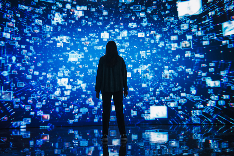 kobieta stojąca przed ekranami świetlnymi