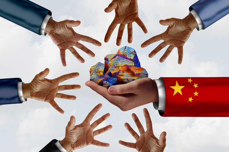 dłoń trzymająca kolorowe kamienie i wokół inne dłonie wyciągnięte w stronę tych kamieni