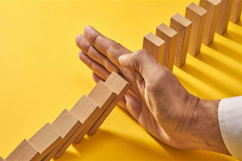 upadające klocki domina