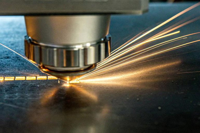 na zdjęciu urządzenie laserowe tnące metal