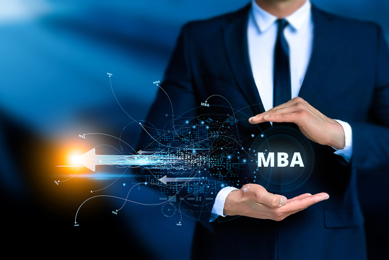 mężczyzna trzymający w dłoniach napis MBA