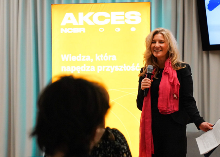 kobieta przemawia na panelu