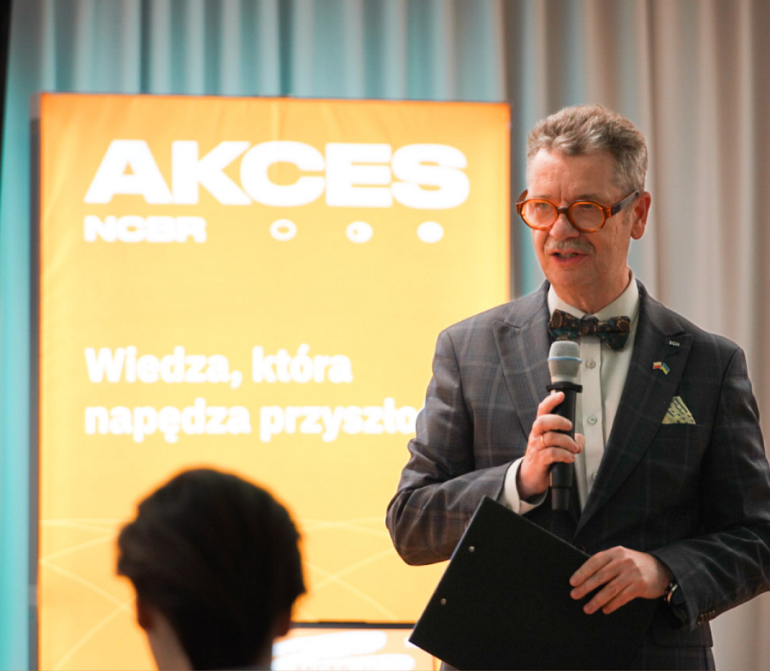 mężczyzna przemawia na panelu