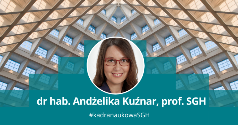 głowa kobiety na tle piramidy auli spadochronowej