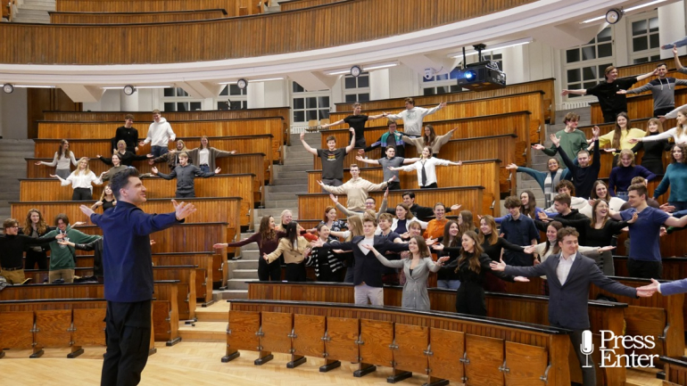 uczelniana aula wypełniona licznymi gośćmi 