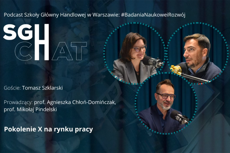 trzech rozmówców w kołeczkach na granatowym tle