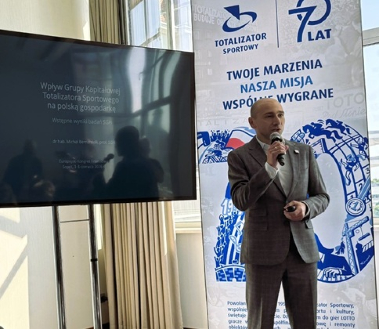 mężczyzna na panelu