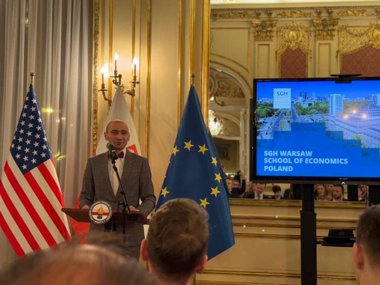 zdjęcie mężczyzny na tle flagi USA i UE