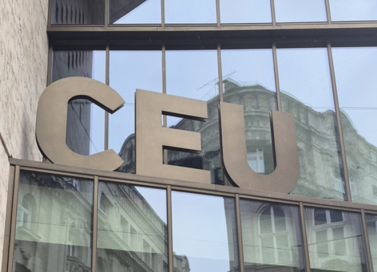 akronim CEU na fasadzie budynku uniwersytetu