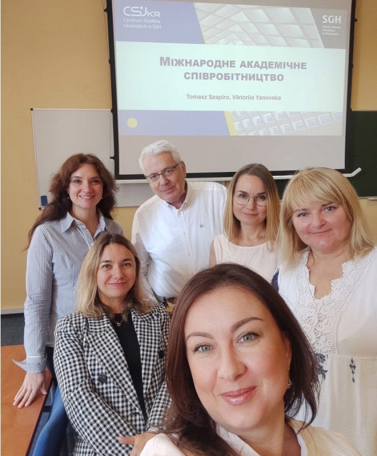 zdjęcie grupowe kilkorga naukowców