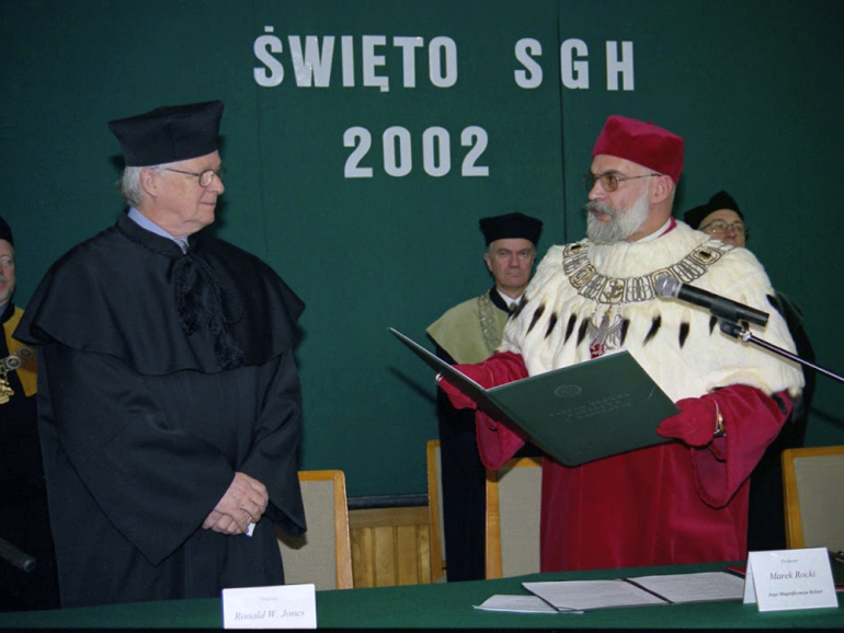 na zdjęciu prof. Ronald W. Jones podczas wręczania dyplomu doktora hnnoris causa SGH