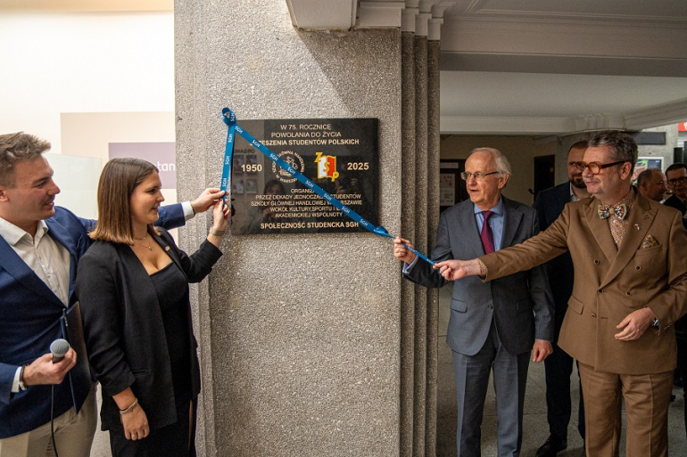kilka osób odsłania tablicę pamiątkową 