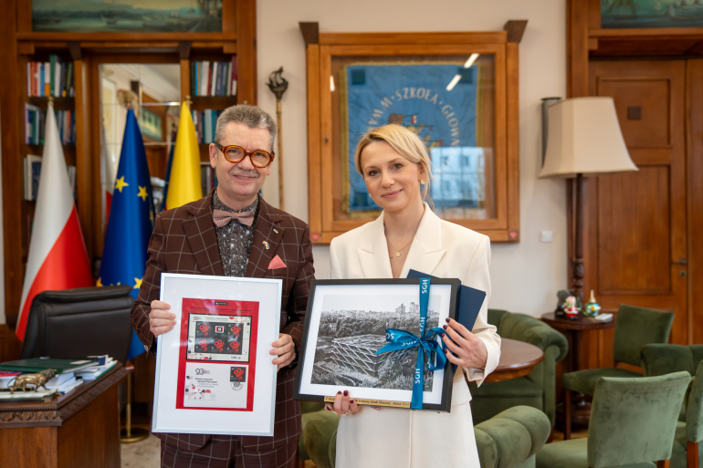 mężczyzna i kobieta trzymają oprawione dyplomy i zdjęcia w rękach