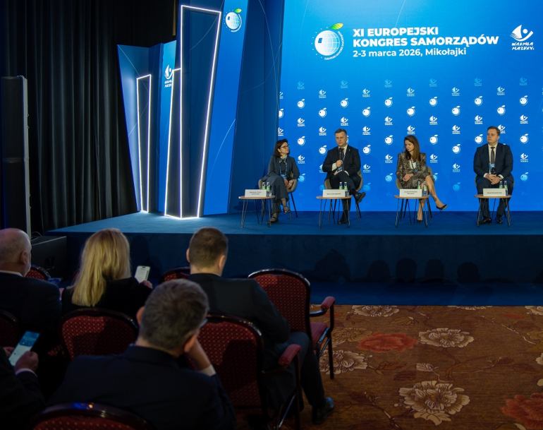 panel na kongresie 4 osoby na scenie