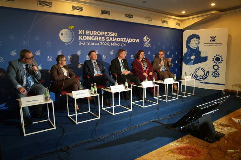 na scenie kilku panelistów