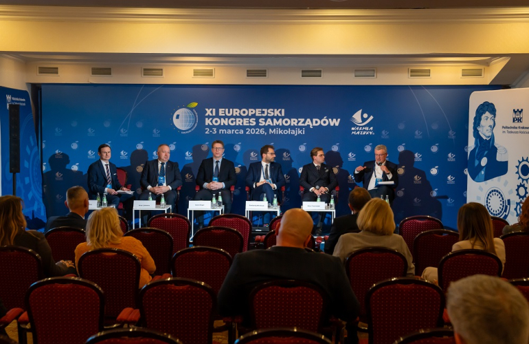 paneliści na scenie