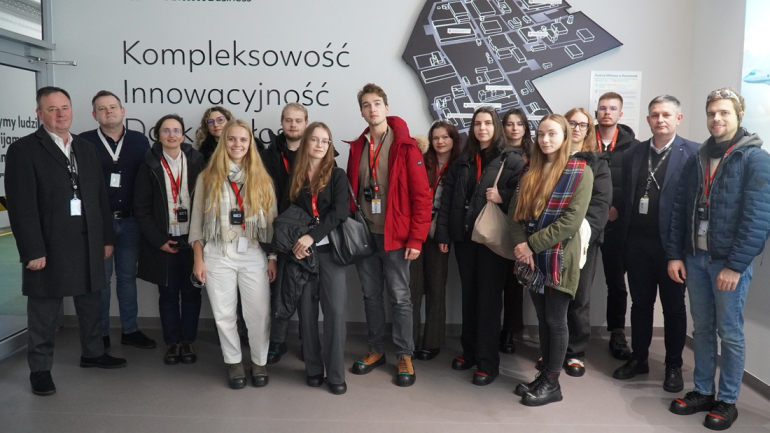 zdjęcie grupowe w środku budynku