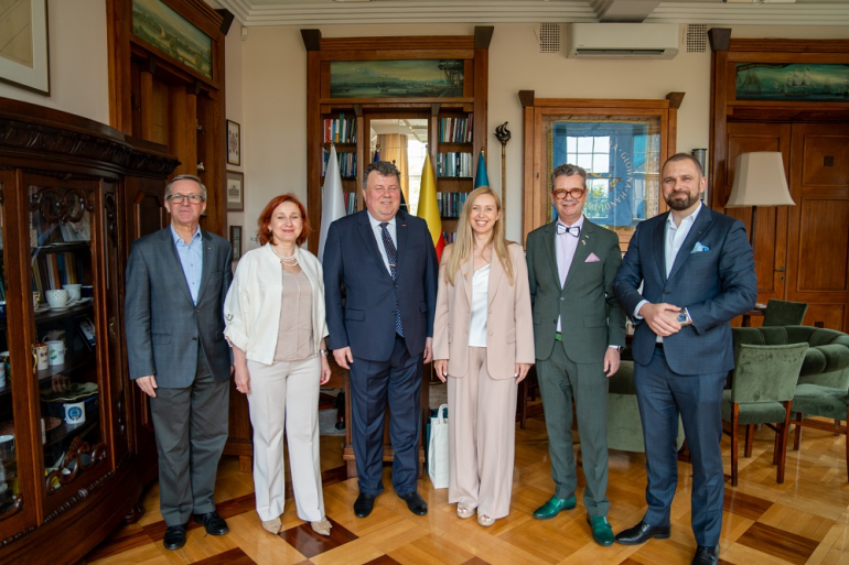 władze uczelni pozują do zdjęcia w gabinecie rektora