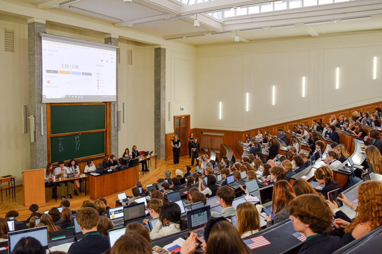 licealiści siedzący w auli I w SGH podczas wydarzenia TADMUN